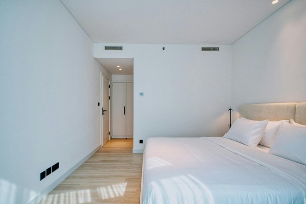 How can you delve deeper into the history of the Roman Baths when visiting Bath?